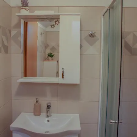 Apartman House Sara *
